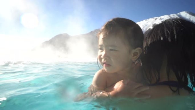 母亲和女婴在瑞士享受温泉