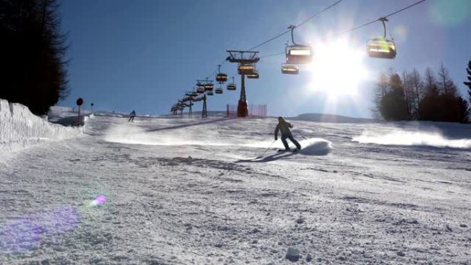滑雪者在灿烂的阳光下在滑雪场上滑雪