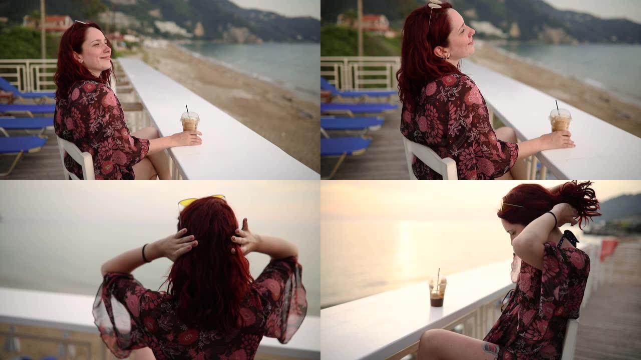 海上度假的女人一边看日落一边享受弗雷多浓缩咖啡