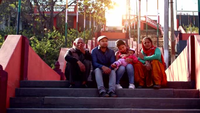 印度印多尔Gommatagiri寺附近的楼梯上坐着的印度族裔家庭