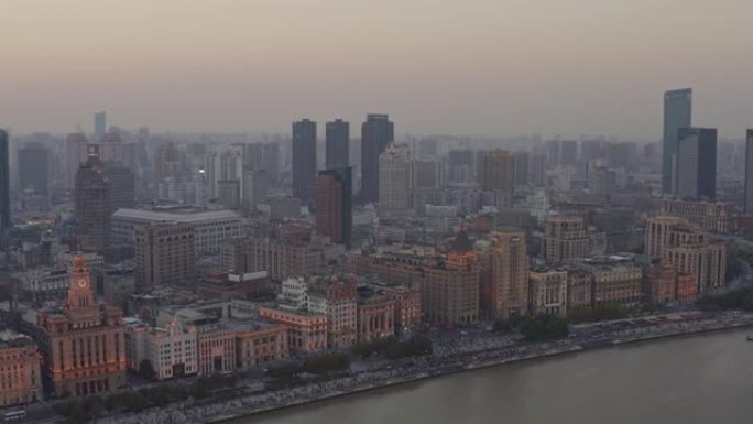 上海中国航空v112平移外滩的城市景观细节，人群飞到滨水建筑之外-2018年10月
