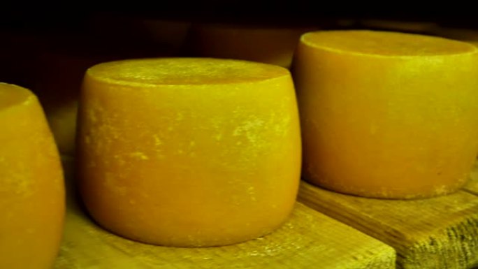 奶酪被存放在木制架子上，以备成熟。
