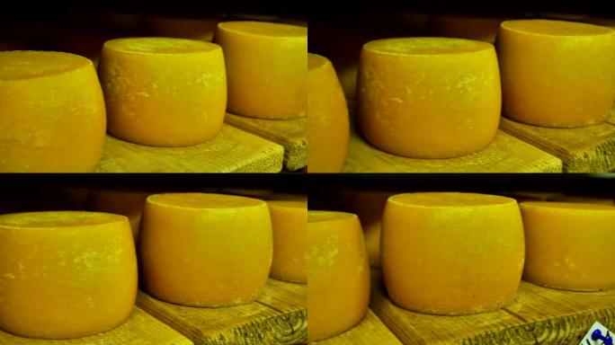 奶酪被存放在木制架子上，以备成熟。