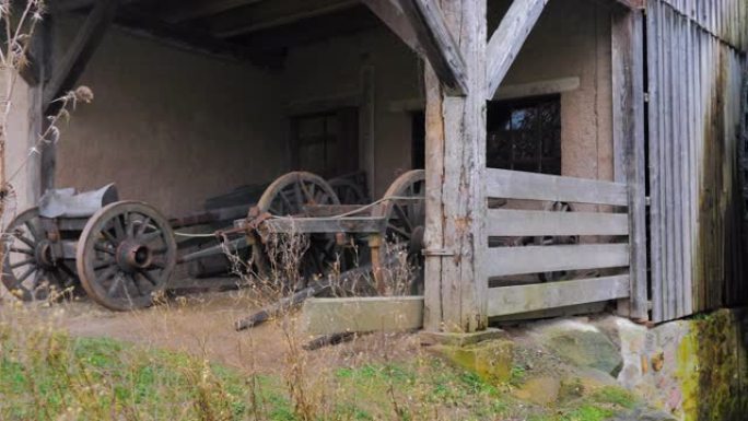 木制服务器和带瀑布的纺车的旧磨坊棚