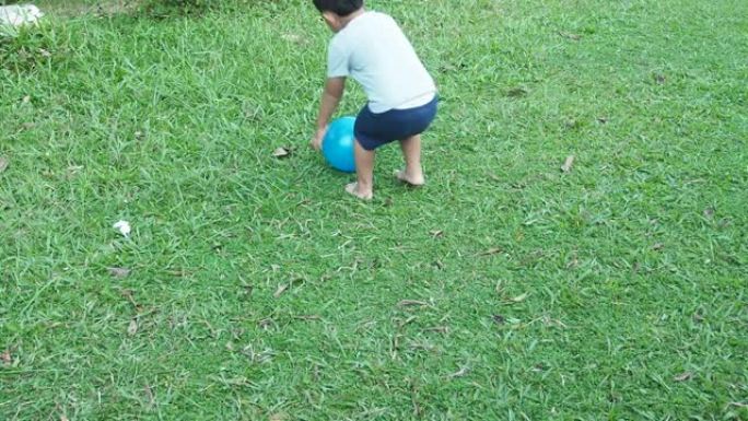 小男孩开心地打球。