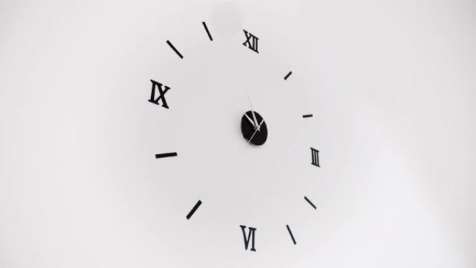 白色背景上的时钟和时钟指针的移动。三个箭头指针快速移动的延时时钟