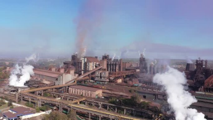 冶金厂的烟和烟灰。鸟瞰图
