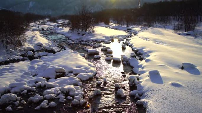 日本白马村，松川溪流和雪景。