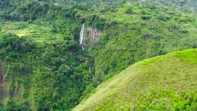 菲律宾吕宋岛上的科迪勒拉，鸟瞰图。山边的常绿森林和瀑布