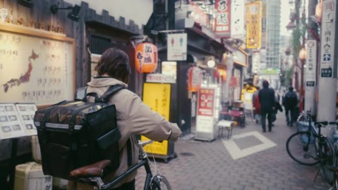 日本女美食快递员在东京找送货地址