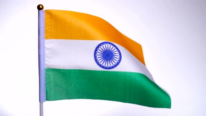 旗杆上的印度国旗迎风飘扬。