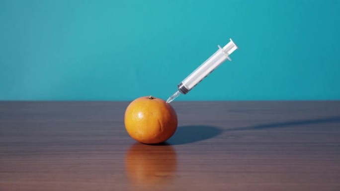 注射器注射到橘子里