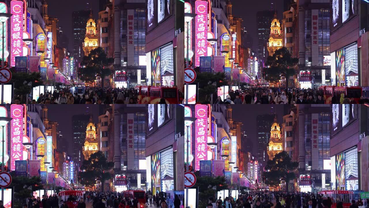 中国上海-2019年12月22日: 南京路是上海的主要购物街，南京路霓虹灯招牌亮着。该地区是世界上最
