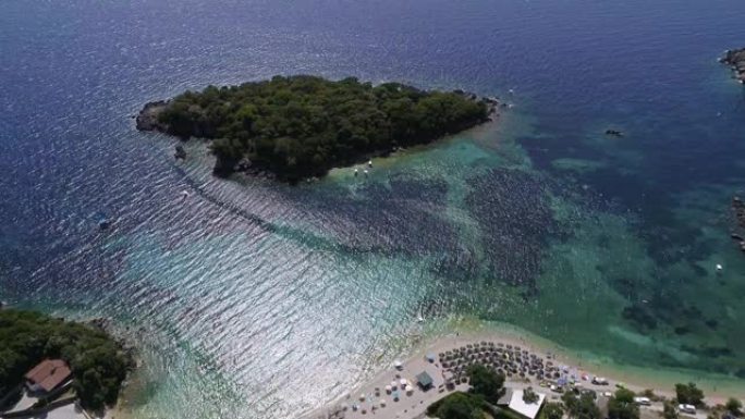 希腊伊庇鲁斯爱奥尼亚海帕尔加地区复杂岛屿Agia Paraskeui海滩绿松石海空中无人机鸟瞰图