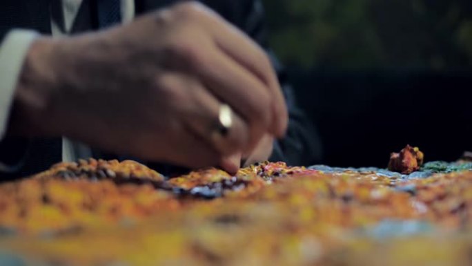 亲密的男人用彩色橡皮泥制作美丽的向日葵