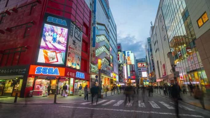 4k时间流逝: 行人在黄昏时分拥挤在东京秋叶原电器城购物