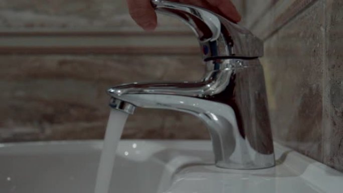 节水问题。环境保护目标。在浴室洗手，特写，干净闪亮的浴室水槽。