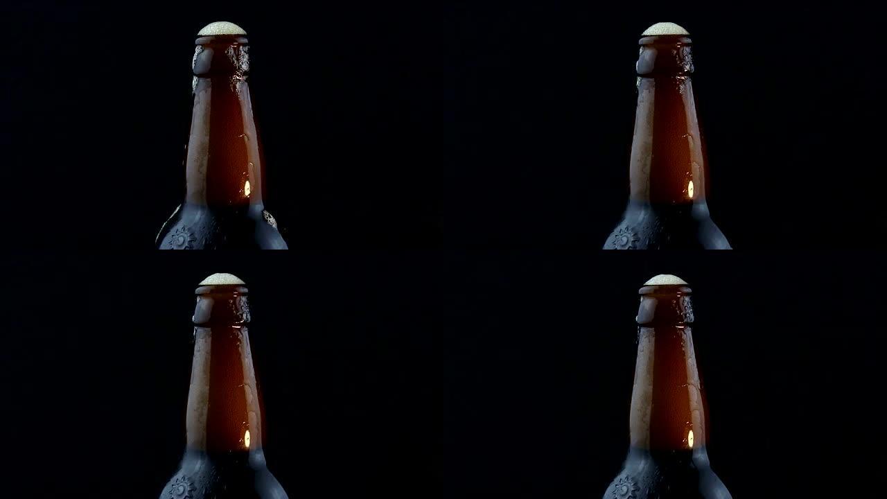 啤酒泡沫从一瓶雾状的啤酒中流下。啤酒泡沫从一瓶黑啤酒中流下来。