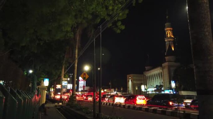 随着清真寺的夜晚，亚洲街的时间流逝