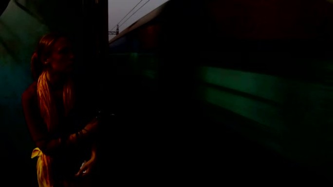 加尔各答傍晚在火车铁路上敞开门的女人