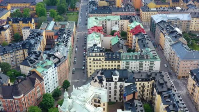 斯德哥尔摩市中心、公寓楼、绿色街道的鸟瞰图