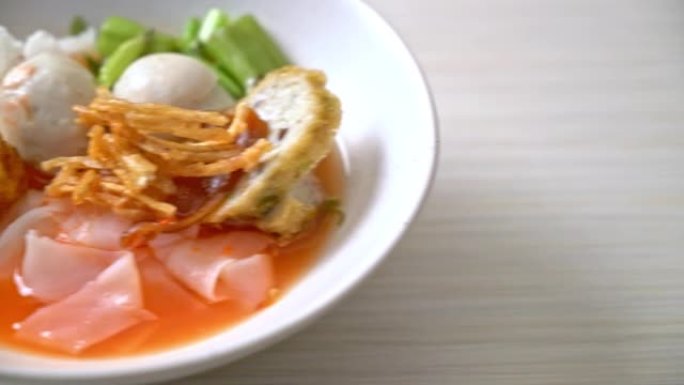 (Yen-Ta-Four) -泰国风味面条，红汤什锦豆腐和鱼丸-亚洲美食