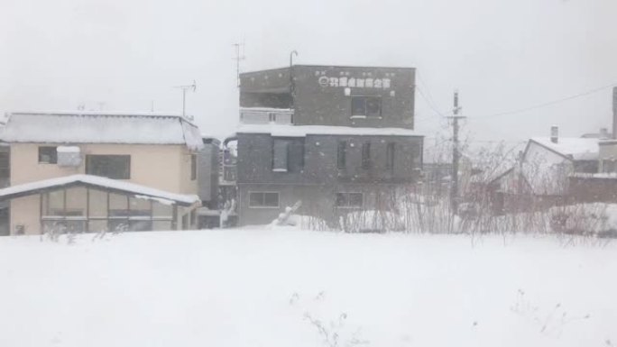 冬季以雪为驾驶的当地风光，在日本旅行