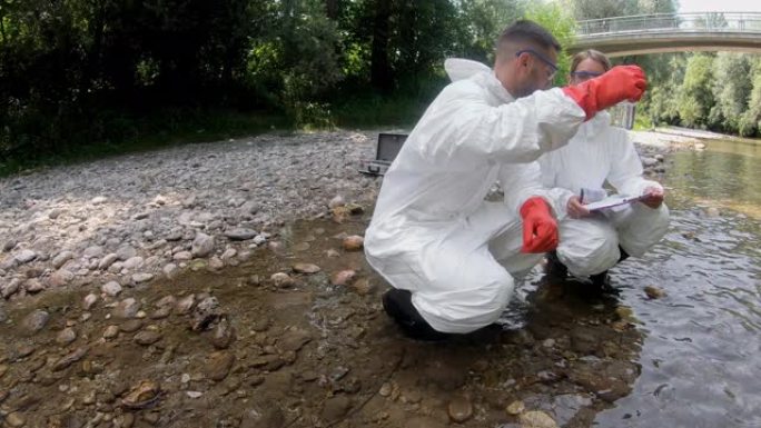 科学家研究森林河流中的水