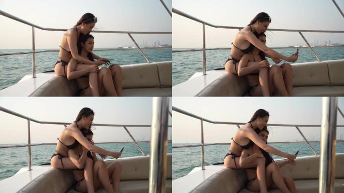 两个年轻的女性朋友一起在船上自拍。