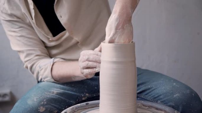 陶艺家在小作坊工作室制作工艺陶器