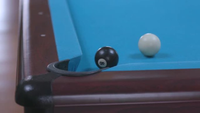 在蓝台球桌上的角落口袋里错失最后8球