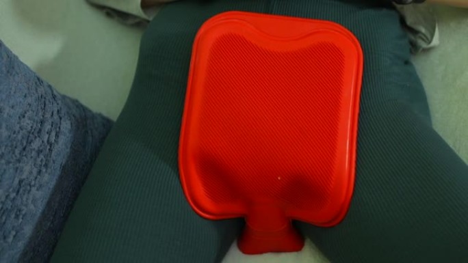 一个女孩肚子上红色加热垫的特写镜头。
