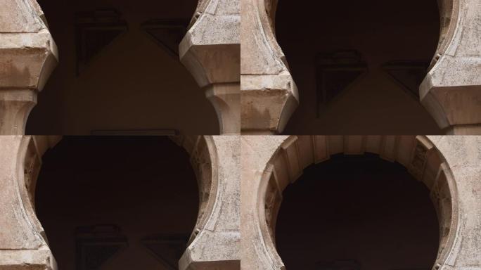西班牙马拉加阿尔卡扎巴的纳斯里德风格的穆斯林弧形建筑。倾斜