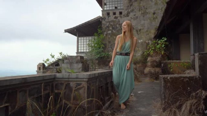 年轻的女性游客参观Bedugul废弃而神秘的酒店。印度尼西亚，巴厘岛。巴厘岛旅游概念