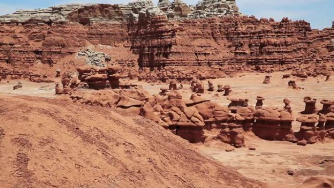 位于干旱的犹他州中心的地精谷州立公园拥有奇妙的侵蚀岩层，令游客赞叹不已