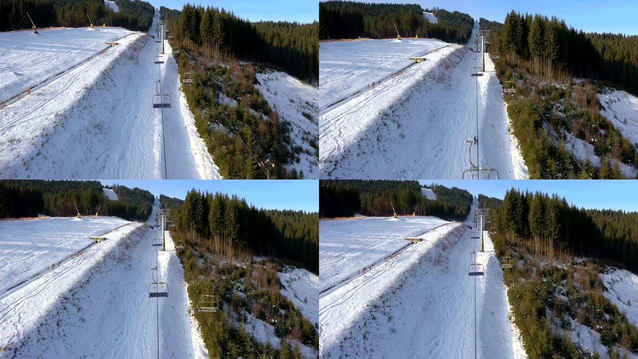 在明亮的冬日，滑雪缆车的鸟瞰图