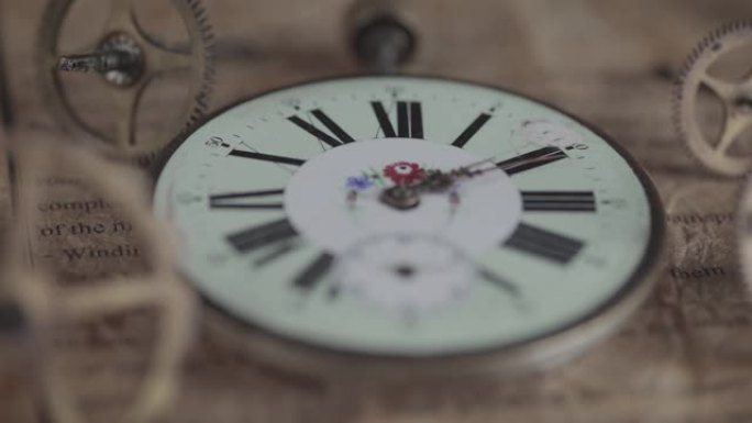 描绘钟面的古董钟的微距镜头