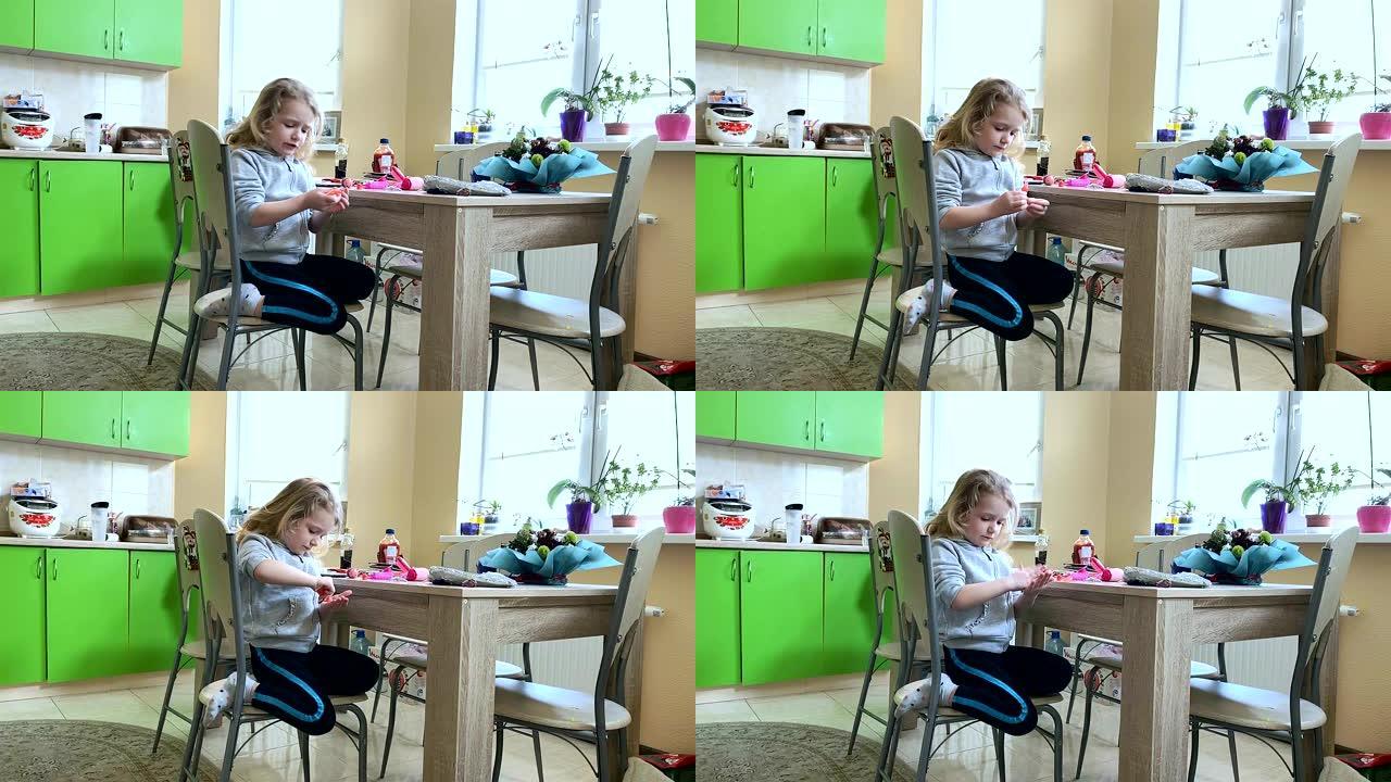 小女孩正在厨房玩耍。