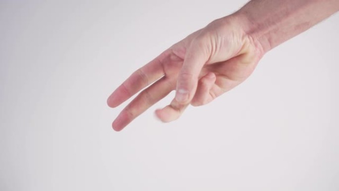 一个年轻人用手指在白色背景上显示1到5的数字。国际手语