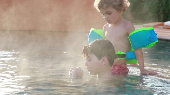 儿童在温暖的游泳池水中
