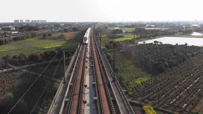 高架高铁列车通行证。中国的子弹头列车CSR穿越农村。