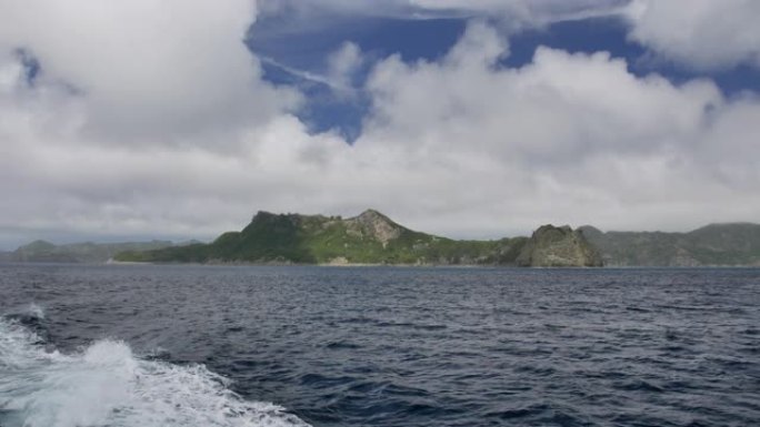 快艇在日本小笠原群岛Chichi-jima巡航