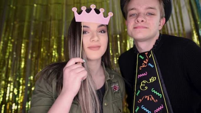 十几岁的夫妇在生日聚会的照相亭前