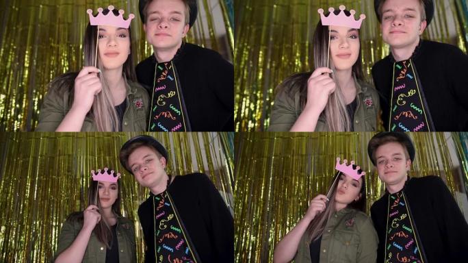 十几岁的夫妇在生日聚会的照相亭前