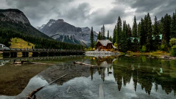 延时放大，在加拿大Yoho国家公园阴沉的翡翠湖和落基山脉上的木制小屋