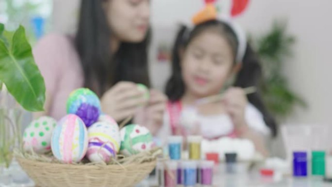 姐姐和姐姐在感恩节之际为复活节彩蛋着色。复活节概念