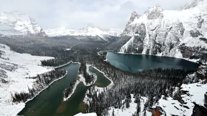 在Yoho国家公园下雪的日子里，奥巴宾高原与加拿大落基山脉和湖泊上方