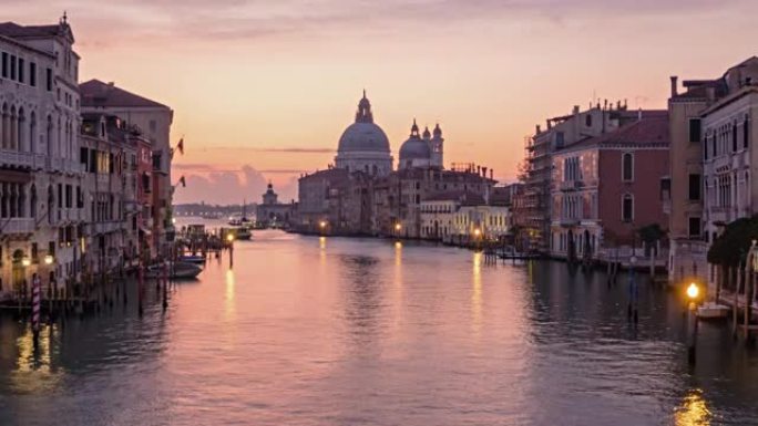 大运河交通和圣玛丽亚大教堂的日夜过渡过度致敬，从意大利威尼斯学院大桥观看
