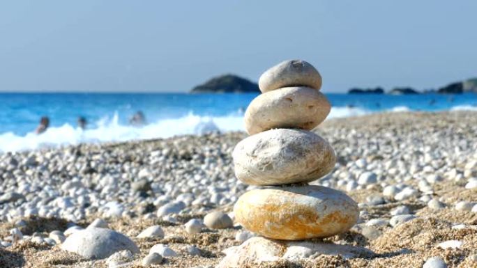 这孩子在海滩上保持石头平衡