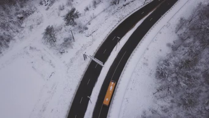 冬季校车乘坐冬季校车乘坐下雪雪景